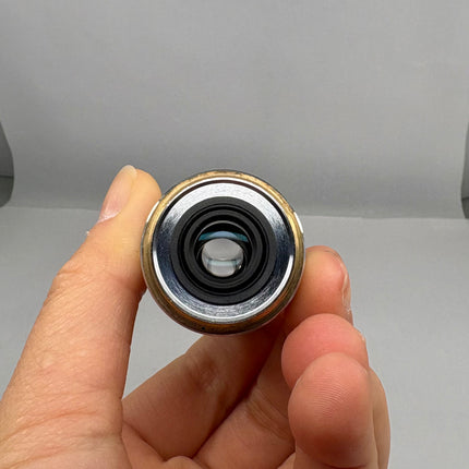 Zeiss EC Plan NEOFLUAR 40x1.30 Oil 420462-9900 M27 objective shown from the front, held by a hand.